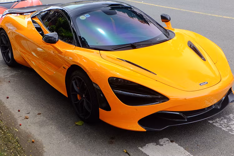 Người nhập siêu xe McLaren 720S Spider này về nước đầu tiên không phải Phan Công Khanh, đây là đơn đặt hàng của chồng ca sĩ Đoàn Di Băng để tặng cho vợ. Chiếc xe được 1 showroom ở Hà Nội nhập về, đăng ký biển số Ngoại giao và chỉ vài tháng ngắn ngủi sở hữu, vợ chồng Đoàn Di Băng đã bán lại chiếc McLaren 720S Spider.