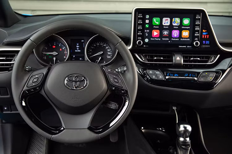 Bên trong Toyota C-HR 2020 xuất hiện hệ thống đa phương tiện mới với màn hình trung tâm cảm ứng 8 inch cỡ lớn hơn. Màn hình này hỗ trợ ứng dụng Apple CarPlay và Android Auto để kết nối với điện thoại thông minh. Bên cạnh đó, hệ thống đa phương tiện mới còn có tính năng nâng cấp bản đồ của hệ thống định vị qua kết nối WiFi.