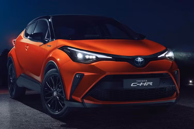 Mẫu xe crossover Toyota C-HR cỡ B lần đầu tiên trình làng vào hồi năm 2016. Sau hơn 3 năm xuất hiện trên thị trường, mẫu xe này đã được bổ sung phiên bản nâng cấp với hệ thống động cơ hybrid, hệ thống đa phương tiện mới và thiết kế ngoại thất cải tiến tại thị trường châu Âu.