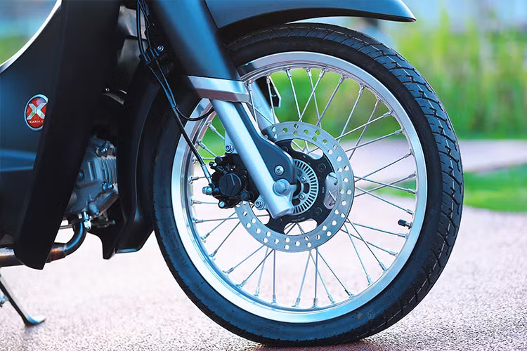 Về hệ thống an toàn, Kamax Cub Pro 125 còn được trang bị hệ thống phanh bao gồm phanh đĩa trước và phanh tang trống phía sau. Phanh trước là thiết kế đĩa đơn 220mm còn được trang bị hệ thống chống bó cứng phanh ABS đơn kênh mang đến sự an toàn trong quá trình di chuyển.
