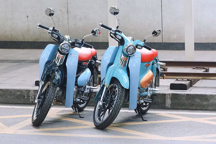 Sức mạnh của xe đến từ khối động cơ đơn xi lanh, làm mát bằng không khí, dung tích 125cc, và phun xăng điện tử Bosch EFI. Khối động cơ này cho phép xe đạt công suất tối đa 8,4 mã lực tại 7.500 vòng/phút và mô-men xoắn cực đại 9,3 Nm tại 5.000 vòng/phút, hộp số 4 cấp.