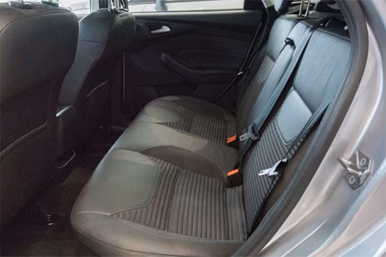 Focus được nhà phân phối và lắp ráp Ford Việt Nam lắp ráp tại nhà máy ở Hải Dương, xe sở hữu động cơ EcoBoost hoàn toàn mới 1.5l 4 xi-lanh tăng áp, phun nhiên liệu trực tiếp có công suất 177 mã lực và mô-men xoắn cực đại 240 Nm và được trang bị hộp số tự động 6 cấp Selectshift.