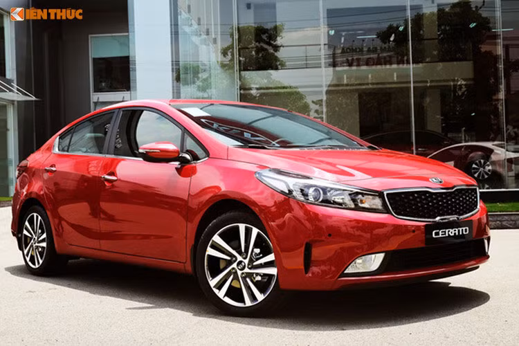 Xếp thứ 7 trong tháng vừa qua là mẫu sedan Kia Cerato với doanh số 1.027 xe. Mẫu xe này cũng xếp thứ 7 trong 6 tháng đầu năm nay với doanh số 5.435 xe bán ra toàn thị trường. Đáng chú ý, phiên bản giá rẻ của mẫu xe này mới ra mắt tại Việt Nam và dự doán sẽ "hot" trong thời gian tới.
