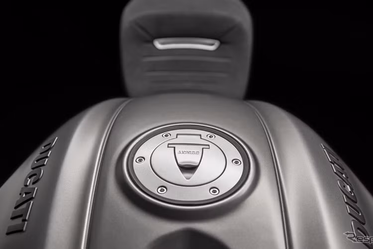 Tổng thể, Diavel 1260 2019 có thiết kế bị ảnh hưởng khá nhiều từ mẫu XDiavel, trở nên góc cạnh và hầm hố hơn thế hệ trước. Các chi tiết chịu ảnh hưởng nhiều nhất bởi XDiavel là cụm đèn chiếu sáng với đèn ban ngày bằng LED, các hốc gió hai bên bình xăng và mỏ cày liền mạch hơn.