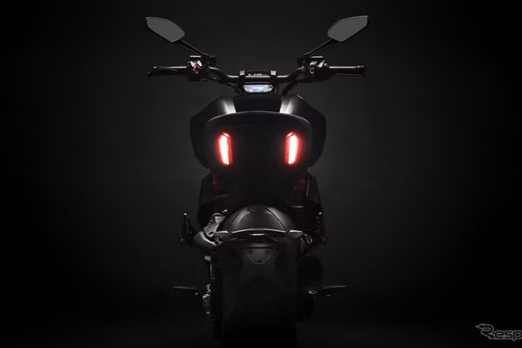 Diavel 1260 có 2 phiên bản là bản tiêu chuẩn và bản thể thao S. Phiên bản tiêu chuẩn sử dụng giảm xóc Marzocchi, trong khi bản S được nâng cấp lên giảm xóc Ohlins cao cấp ở cả trước và sau. được cung cấp với màu xám Sandstone Grey - đen và màu đen - khung sơn đỏ cho bản S.