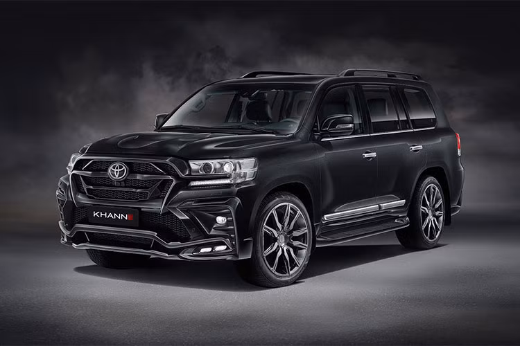 Xe có hệ thống quan sát dưới gầm và màn hình xoay quan sát phía trước. Các công nghệ an toàn khác của Toyota Land Cruiser bao gồm phát hiện điểm mù, cảnh báo phương tiện cắt ngang khi lùi và cảnh báo áp suất lốp. Tại thị trường Việt Nam, Toyota hiện phân phối chính hãng dòng SUV 8 chỗ Land Cruiser VX với giá khởi điểm 3,65 tỷ đồng.