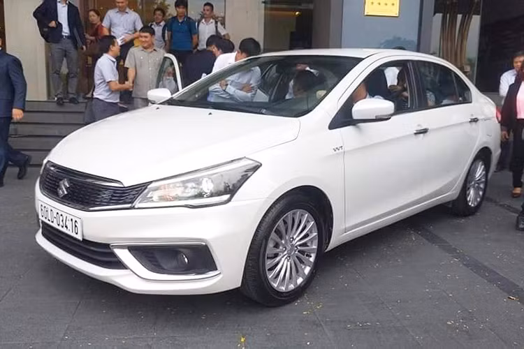 Đáng chú ý rằng, danh mục sản phẩm trên website chính thức của Suzuki Việt Nam đã cập nhật giá xe Suzuki Ciaz 2020 với mức đề xuất chính hãng là 529 triệu đồng, dù vẫn chưa có đường link riêng phô bày thông số kỹ thuật của mẫu sedan hạng B này. Chênh lệch 30 triệu đồng, Suzuki Ciaz 2020 có một số thay đổi về mặt thiết kế, cũng như bổ sung trang bị mới ở lần nâng cấp giữa vòng đời (facelift)