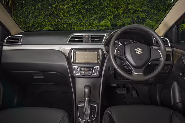Nội thất bên trong Suzuki Ciaz 2020 cũng không có nhiều thay đổi, thiết kế tổng thể vẫn giữ nguyên mà chỉ làm lại một số chi tiết nhỏ, như cụm đồng hồ mới bắt mắt hơn. Các tiện nghi bao gồm ghế bọc da, phím chỉnh âm lượng và đàm thoại trên tay lái, nút bấm khởi động máy, mở cửa không cần chìa khóa, điều hòa tự động, cửa gió điều hòa hàng ghế sau, màn hình giải trí cảm ứng 7 inch nhưng chưa rõ có hỗ trợ Apple CarPlay/Android Auto như xe ở thị trường Thái Lan hay không.