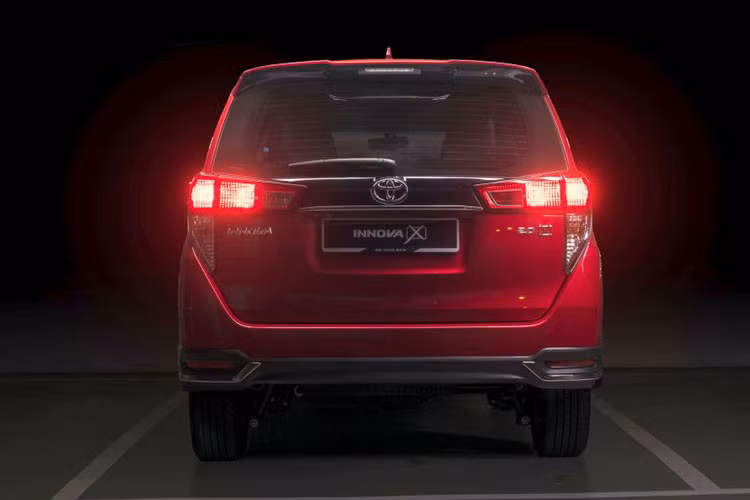 Toyota Innova 2021 facelift có 7 màu ngoại thất để khách hàng lựa chọn. Sáu màu tiêu chuẩn là Medium Silver Metallic, Attitude Black Mica, Phantom Brown Metallic, Silver Metallic, Super White II và màu Bronze Mica Metallic mới. Riêng biến thể 2.0X có thêm màu độc quyền Crimson Spark Red Metallic.