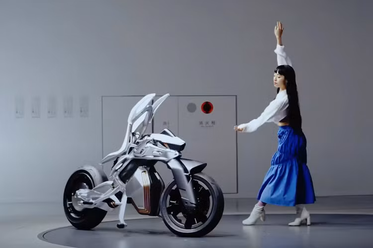 Thậm chí Yamaha Motoroid có thể khiêu vũ với người đẹph, khi vũ công biểu diễn các điệu nhảy lắc hông và Motoroid cũng có thể uốn eo theo được với những động tác khó rất đẹp mắt.