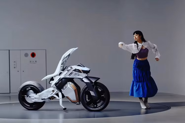 Mẫu xe môtô Yamaha Motoroid concept mới từng được ra mắt tại Triển lãm di động Nhật Bản 2023 (Japan Mobility Show 2023). Chiếc xe mới đây đã xuất hiện trong video cho thấy, có khả năng bắt chước các hành động của con người một cách siêu đẳng. 