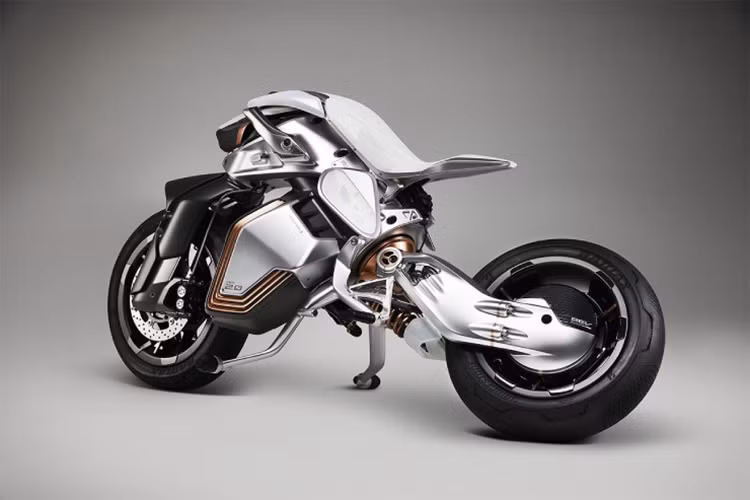 Yamaha Motoroid được trang bị một động cơ điện gắn ở bánh sau. Động cơ dẫn truyền động tới trục đặt ở trung tâm xe thông qua cánh tay đòn. Trục xoay phía dưới yên xe cho phép kết cấu cánh tay đòn và bánh sau có thể nghiêng độc lập với phần còn lại của xe.