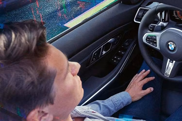 Ở thế hệ 3-Series hoàn toàn mới, BMW áp dụng nền tảng khung gầm CLAR mới (Cluster Architecture) thiên hướng cầu sau hơn (RWD), chính vì thế sẽ có kích thước lớn hơn một chút so với “đàn anh” 3-Series (F30), nhờ đó xe chiều dài cơ sở dài hơn tạo ra nhiều khoảng trống cho ghế ngồi ở phía sau vốn hay bị phàn nàn từ người dùng.