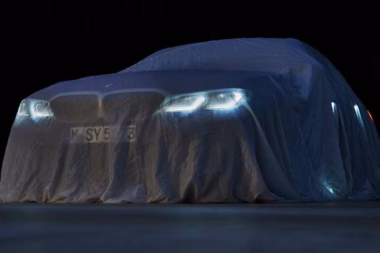 BMW 3-Series 2019 mới sẽ trình làng vào ngày 02/10 sắp tới tại Triển lãm Paris Motor Show 2018 - trùng với thời điểm VINFAST giới thiệu cặp đôi SUV và Sedan mới. Sau khi ra mắt, xe sẽ gia tăng áp lực lên các đối thủ “truyền kiếp” như: Mercedes-Benz C-Class hay Audi A4.