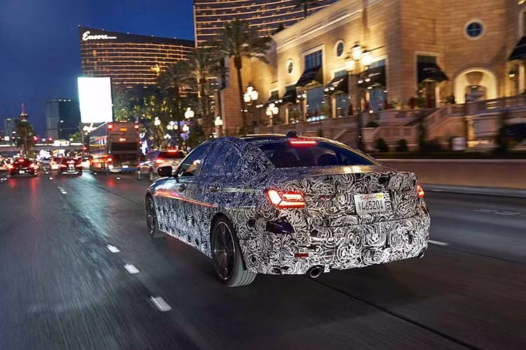 Về động cơ, mẫu xe BMW 3-Series thế hệ mới này sẽ đa dạng phiên bản động cơ xăng và dầu được cải thiện về lượng khí thải CO2. Trong khi đó, phiên bản động cơ xăng mạnh mẽ nhất có tên gọi M340i xDrive được đồn đoán sẽ có sức mạnh lên đến 380 mã lực.