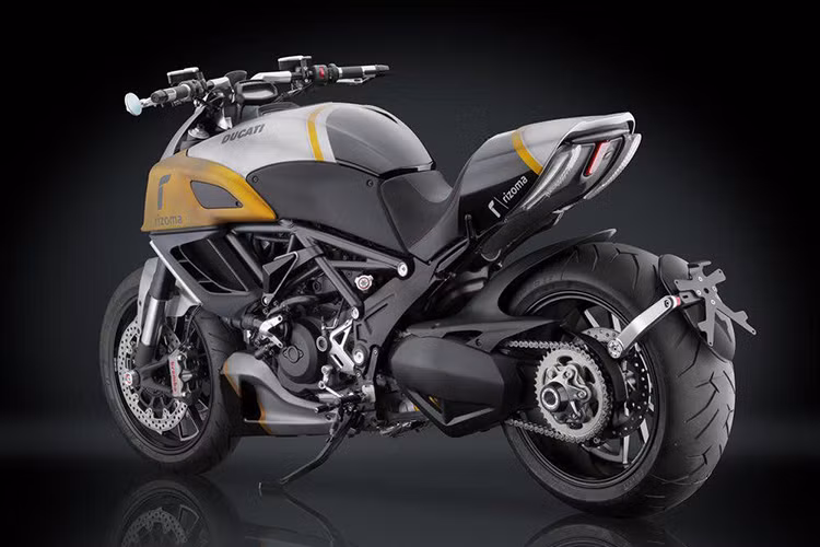 Sau khi được độ lên full đồ chơi, chiếc Diavel đã trở nên phong cách và nổi bật hơn rất nhiều.
