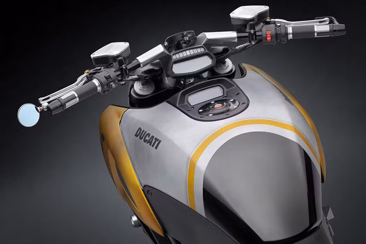 Kiếng gù Rizoma Spy-R , ghi đông Rizoma, nắp bình xăng Rizoma....Hầu hết tất cả dàn đồ chơi trên dàn ghi đông đều mang thương hiệu Rizoma.
