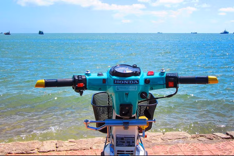  Ngoài ra xe còn được trang bị thêm bao tay Rizoma, gù xéo Rizoma. Đặc biệt là chiếc rọ để đồ trước đây vãn dành cho mẫu xe này từ thập niên 90 vẫn được chủ nhân giữ nguyên khiến cho phần đầu xe khá ấn tượng.