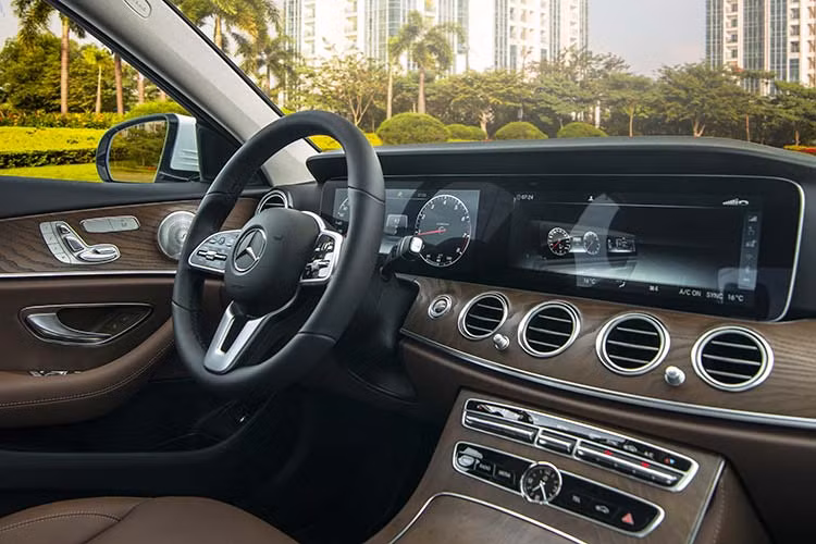 Nội thất của E200 Exclusive được ốp gỗ tần bì vân nổi tạo cảm giác sang trọng pha trộn sự hiện đại, bên cạnh đó, gỗ tần bì cũng không để bám dấu vân tay. Một trong những trang bị nổi bật của E 200 Exclusive phải kể tới bảng đồng hồ kỹ thuật số với màn hình 12,3 inch kết hợp với màn hình giải trí có cùng kích thước.