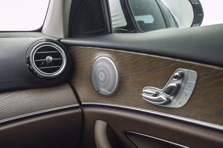 Ngoài ra, E200 Exclusive còn mang đến sự tiện lợi cho người lái với khóa xe thông minh &amp; khởi động bằng nút bấm KEYLESS-GO, chức năng Hand Free Access (đá cốp), màn che nắng cửa sổ, màn che nắng kính sau chỉnh điện và ệ thống âm thanh vòm Burmester 13 loa cao cấp.
