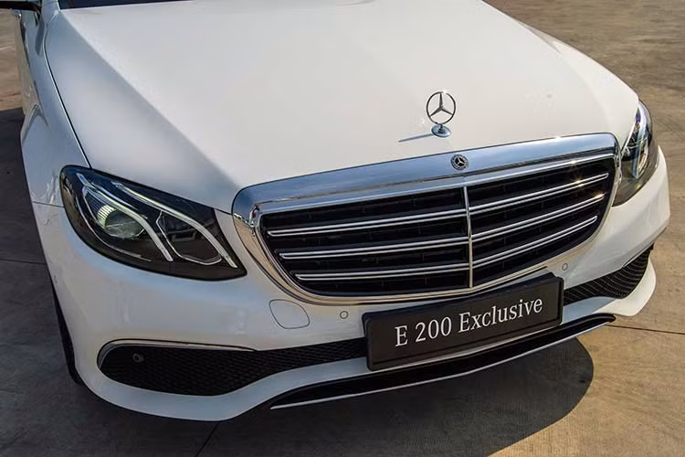 Phiên bản E200 Exclusive sở hữu ngoại thất sang trọng và thanh lịch với gói trang trí ngoại thất Exclusive. Phần đầu xe nổi bật với cụm lưới tản nhiệt và logo truyền thống của thương hiệu xe sang Mercedes-Benz.