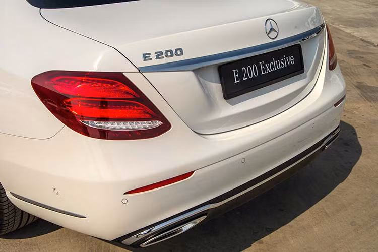 Mâm xe E200 Exclusive là loại 18-inch, 5 chấu kép với thiết kế chấu hình chữ V đẹp mắt. Ốp bệ bước cửa trước với dòng chữ “Mercedes-Benz” phát sáng là điểm nhấn ngay khi mở cửa xe.