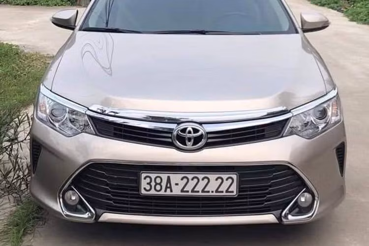 Mới đây, một người đàn ông tại Hà Tĩnh đã may mắn bốc được biển số xe ngũ quý 2 cho chiếc Toyota Camry đời cũ mới mua của mình. Dù không đẹp như những biển số được lệt vào hãng "hot" như; ngũ quý 6, ngũ quý 8 hay ngũ quý 9,... nhưng đây vẫn là ao ước của nhiều người yêu xe. 