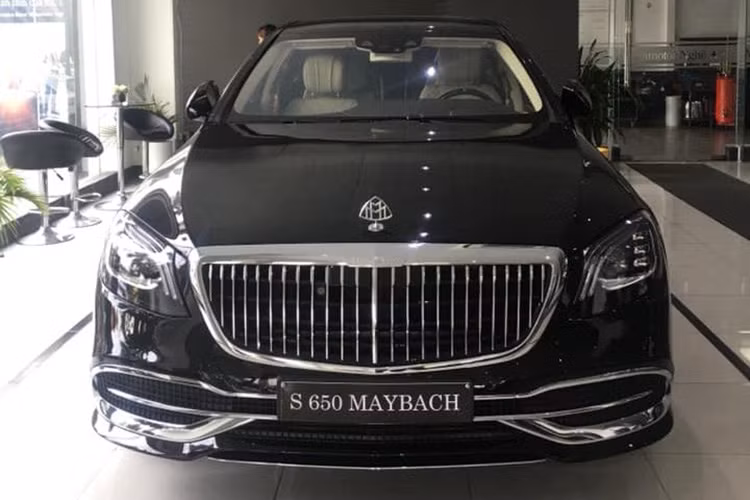 Xe chỉ mất khoảng thời gian 4,7 giây để tăng tốc từ vị trí xuất phát lên 100 km/h trước khi đạt vận tốc tối đa 250 km/h. Giá xe siêu sang Mercedes-Maybach S650 2019 đầu tiên tại Việt Nam được đại gia Hà Tĩnh mua ở mức 14,9 tỷ đồng. Nếu ra biển trắng lăn bánh trên đường phố, ước tính doanh nhân Hà Tĩnh phải bỏ ra số tiền không dưới 16,5 tỷ đồng.