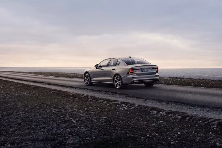 S60 phiên bản 2019 sử dụng khung gầm Scalable Product Architecture (SPA) đặc biệt của Volvo Cars kết hợp cùng các công nghệ an toàn và hệ thống thông tin hiện đại thừa hưởng từ dòng V60, S90, XC60. Nhờ đó, nó có thể tự tin là một trong những mẫu xe an toàn nhất hiện nay.