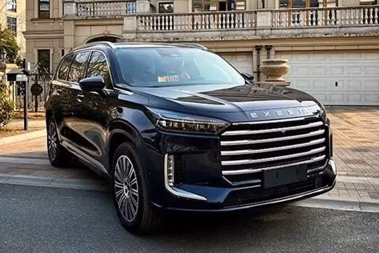 Để tham khảo giá xe Chery Exeed VX tại thị trường Trung Quốc, phiên bản chạy bằng xăng hiện tại có giá từ 193.900 – 233.900 nhân dân tệ (26.600 – 32.100 USD, tương đương 635,2 triệu đồng - 766 triệu đồng).