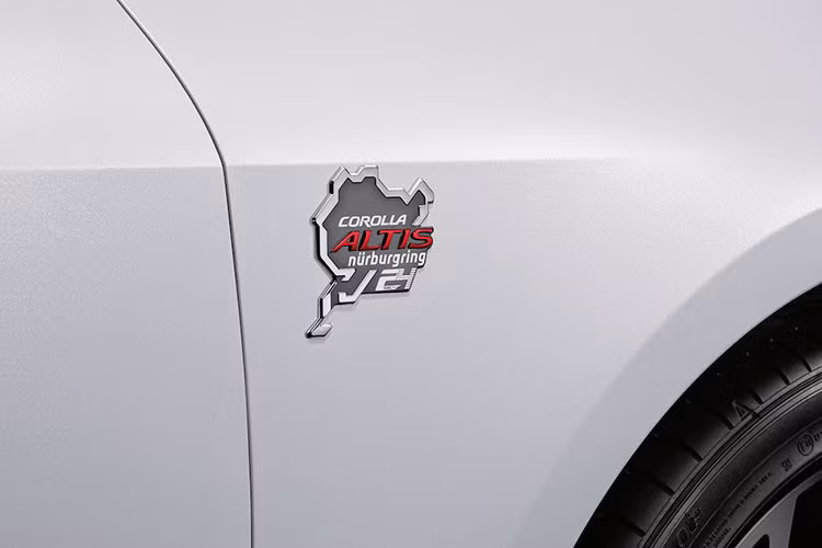 Nhờ gói phụ kiện Nurburgring mới, Toyota Corolla Altis trông khá giống với xe đua. Theo đó, mẫu sedan cỡ C này được bổ sung 2 khe gió mới bên dưới lưới tản nhiệt trên. Trong khi đó, lưới tản nhiệt dưới lại được chia thành 2 tầng. Đằng sau, gói Nurburgring bổ sung 2 khe gió giả trên cản sau và bộ khuếch tán gió cỡ lớn cho Toyota Corolla Altis.