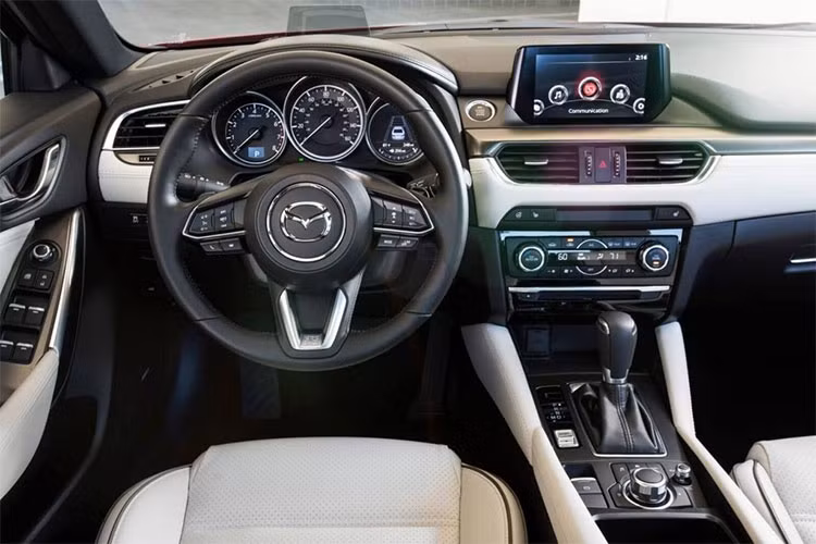 Bên trong nội thất cuả Mazda2 bản nâng cấp cũng có thiết kế mới mẻ hơn nhờ vô-lăng kiểu giống các mẫu xe "đàn anh" là Mazda3, Mazda6 và CX-5. Màn hình trung tâm với hệ thống Mazda Connect cũng khác biệt. Tuy nhiên, phanh tay vẫn chỉnh cơ chứ chưa được nâng cấp điện tử.
