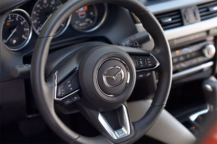 Về công nghệ, xe Mazda2 facelift 2018 sẽ được hãng xe ôtô Nhật Bản thêm G-Vectoring Control. Động cơ xe giữ nguyên, là loại Skyactiv 1,5 lít, công suất 109 mã lực tại 6.000 vòng/phút và mô-men xoắn 141 Nm tại 4.000 vòng/phút, kết hợp số tự động 6 cấp và hệ thống i-Stop.