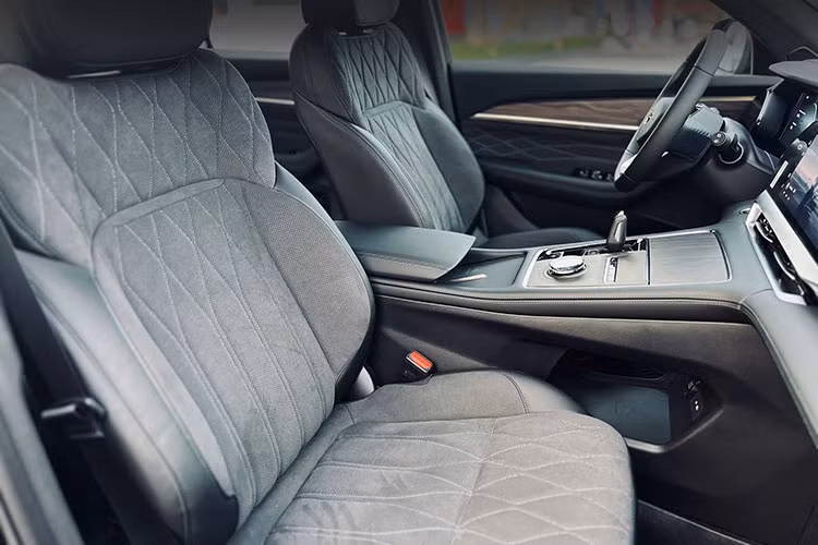 Geely Monjaro sử dụng động cơ xăng 4 xi-lanh, tăng áp, dung tích 2.0L do Volvo sản xuất. Động cơ này cho 2 mức sức mạnh là 218 mã lực/325 Nm và 238 mã lực/350 Nm, tùy theo phiên bản. Phiên bản yếu hơn của động cơ kết hợp với hộp số tự động ly hợp kép 7 cấp, cho phép xe tăng tốc từ 0-100 km/h trong 7,9 giây.