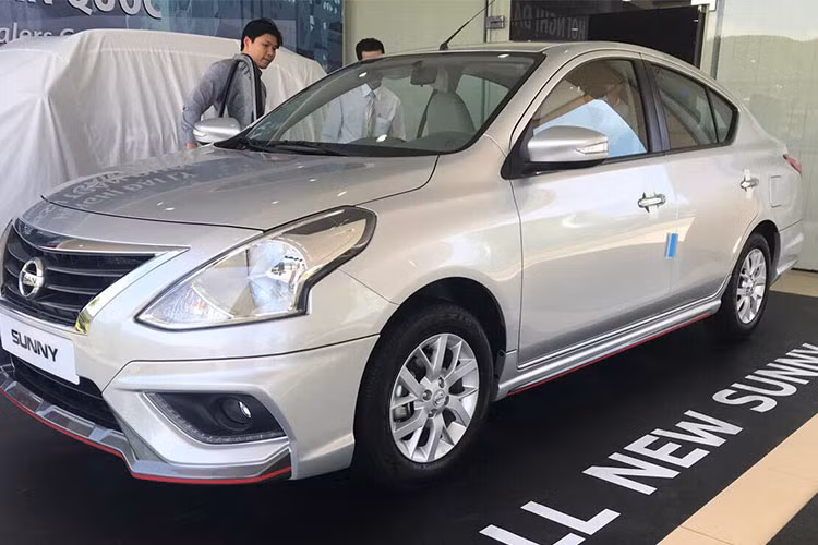 Tại sự kiện ra mắt đại lý mới đây tại TP HCM, mẫu xe sedan giá rẻ Nissan Sunny trên sàn để xe xuất hiện dòng chữ “All new”. Tuy nhiên theo quan sát của phóng viên, kiểu dáng xe lại cho thấy đây chỉ là phiên bản cải tiến từ mẫu Sunny hiện tại chứ không phải một phiên bản hoàn toàn mới.