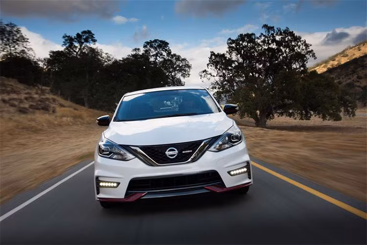 Tuy nhiên, đáng chú ý là mẫu xe Nissan Sunny 2018 ở thị trường nước ngoài sẽ có thêm camera lùi và cảm biến lùi so với phiên bản cũ. Tại Việt Nam phiên bản Sunny cao cấp cũng đã có sẵn các option này.