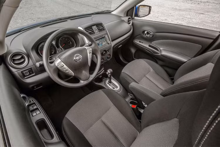 Nội thất của xe Nissan Sunny không được hé lộ tại sự kiện. Tại các thị trường khác ở nước ngoài, xe có một số thay đổi về nội thất như vô-lăng được thiết kế dạng chữ V tích hợp một số nút bấm. Cụm điều chỉnh điều hòa tự động hình tròn có màn hình nhỏ ở chính giữa thay cho các núm xoay, vặn cổ điển trước đây, option không có gì thay đổi.