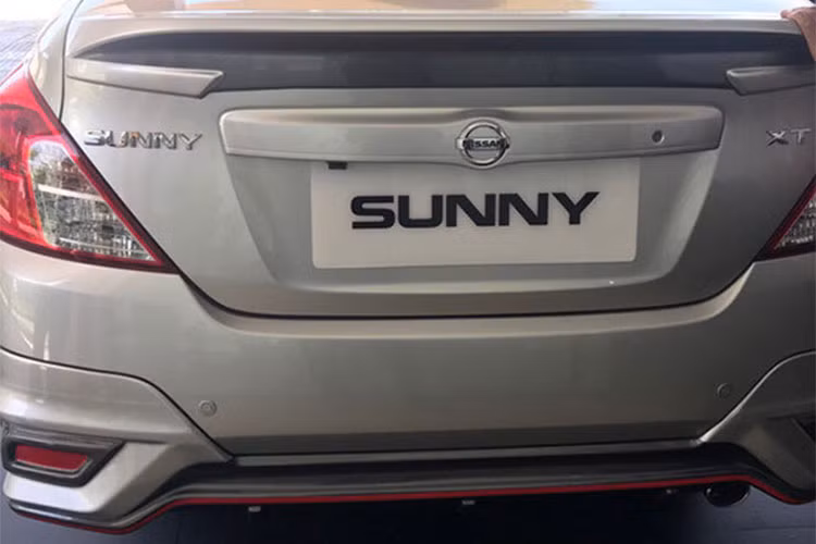 Cũng về diện mạo bên ngoài, xe Sunny đời mới có thêm dải đèn LED chiếu sáng ban ngày. Bộ la-zăng cũng hấp dẫn hơn với vành 6 chấu kép, kích thước 15 inch. Chiếc Sunny trưng bày cũng được trang bị bộ bodykit thể thao khá hầm hố. Cùng với đó là dòng chữ XT ở đuôi xe, trước đó Sunny chỉ có 2 phiên bản XL và XV tại Việt Nam.