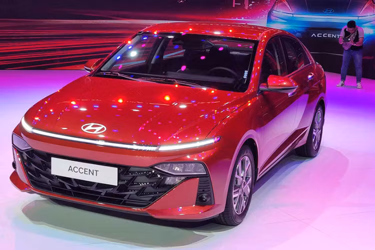  8. Hyundai Accent: 1.425 xe Mẫu sedan của Hyundai đạt doanh số trong tháng 10 là 1.425 xe, tăng 10,4% so với tháng trước (1.290 xe). Tổng cộng 10 tháng của năm 2024, có 9.625 xe Hyundai Accent được bán ra thị trường. Mẫu Hyundai Accent 2024 thế hệ mới vừa được Liên doanh ôtô Hyundai Thành Công ra mắt vào cuối tháng 5 vừa qua với 4 phiên bản, trang bị động cơ Smartstream 1.5L. Trong đó, bản số sàn giá 439 triệu đồng.