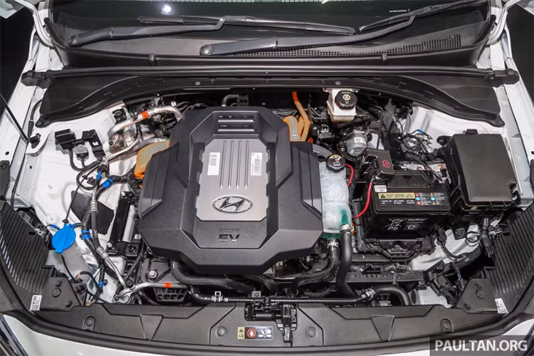 Đáng chú ý, Ioniq Electric có thể hoạt động liên tục 280 km mới cần phải sạc lại. Về thời gian nạp lại năng lượng, bộ pin lithium-ion polymer 28 kWh trên Ioniq Electric (được sản xuất bởi LG và đặt sau lưng hai ghế sau) có thể sạc lại trong 12 tiếng với ổ cắm điện thông thường (2.3 kW), hoặc 4 giờ 25 phút với hộp sạc wallbox (6.6 kW).