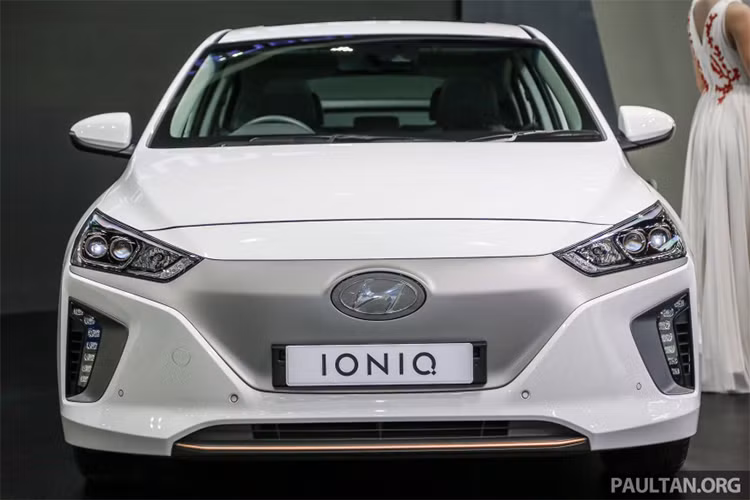 Trong khi các nhà sản xuất xe hơi đình đam như BMW hay Mercedes-Benz đang đẩy mạnh hoàn thiện dây chuyền lắp ráp các mẫu plug-in hybrid tại Thái Lan, hãng xe Hàn Quốc đã nhanh chân hơn khi ra mắt mẫu xe Hyundai Ioniq Electric chạy hoàn toàn bằng điện. Điều này gây không ít sự tò mò cho khách tham quan triển lãm ôtô Bangkok 2018.