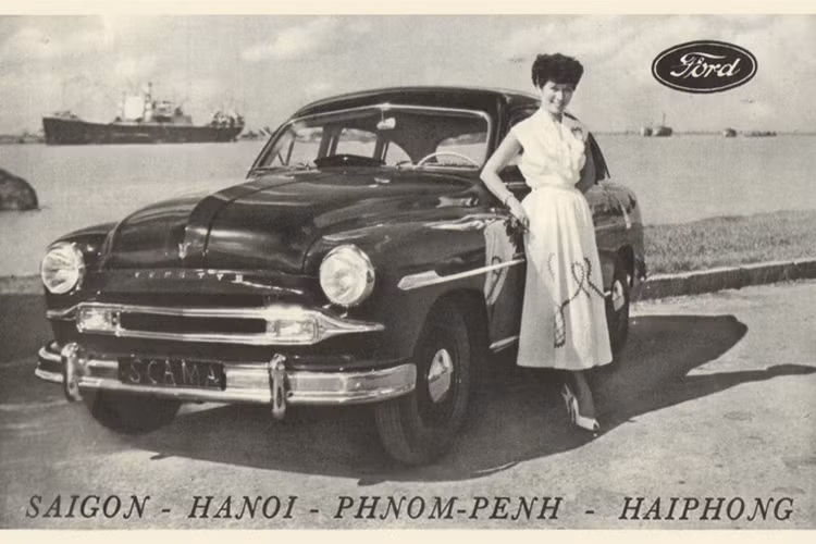 Một mẫu quảng cáo xe ôtô hạng sang của hãng Ford được lấy bối cảnh là cảng Hải Phòng. Trước năm 1954, hãng xe hơi nổi tiếng này có 4 chi nhánh tại Đông Dương, nằm ở các thành phố lớn như Sài Gòn , Hà Nội , Hải Phòng của Việt Nam và Phnom Penh của Campuchia.
