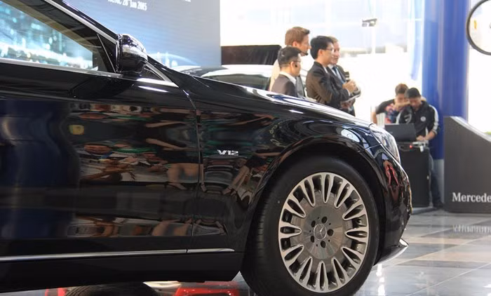 Được biết, mẫu siêu xe sang Maybach S600 nằm trong tầm ngắm của các đại gia Việt. Một quản lý sale của Haxaco cho biết hiện tại cũng như trước ngày 1/7 nhiều ngày, tại đây cũng không còn xe S600 giao cho khách hàng mặc dù rất nhiều người hỏi mua.