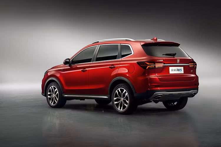 Theo ông “trùm bán lẻ” Alibaba cho hay, mẫu xe SUV Roewe RX5 được ra đời sau hơn 1 năm phát triển và thử nghiệm cùng với đối tác SAIC. Alibaba cũng tự tin khẳng định Roewe RX5 là một phần trong kế hoạch “biến xe hơi từ phương tiện di chuyển thành thiết bị kết nối”.