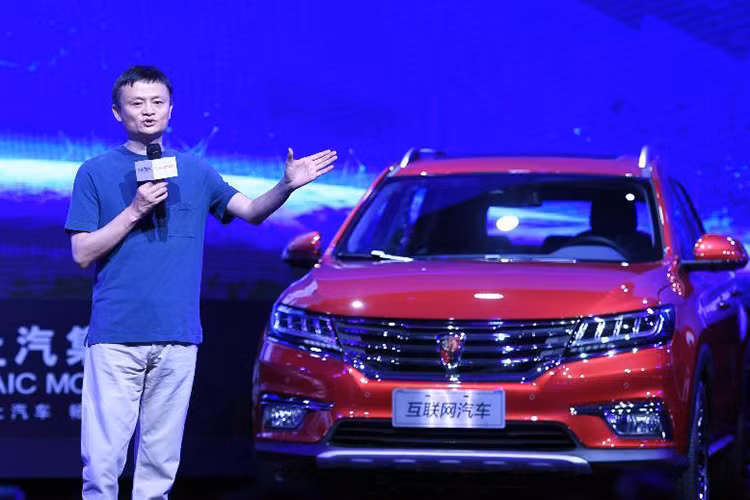 Vào đầu năm 2016 vừa qua, thương hiệu Alibaba của “ông trùm” thương mại điện tử Jack Ma đã vượt qua Walmart và trở thành nhà bán lẻ lớn nhất thế giới. Ngoài ngôi vị dẫn đầu trong lĩnh vực cung ứng các mặt hàng bán lẻ, Alibaba còn mang tham vọng gia nhập thị trường ôtô. Và mẫu xe ôtô của Jack Ma mang cái tên internet Roewe RX5.