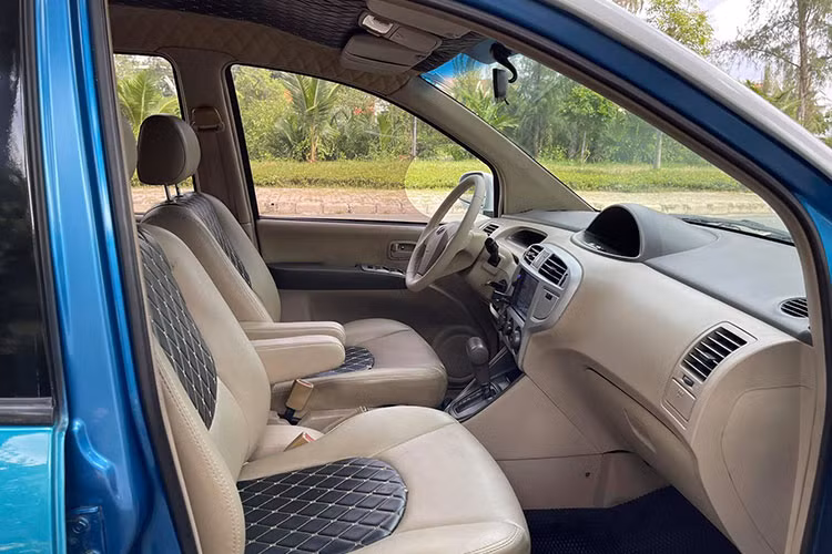 Được thiết kế theo kiểu xe đa dụng, hàng ghế sau của xe có không gian rộng rãi và thoáng nhờ không gian trên đầu lớn. Điểm trừ khi xe không có bệ tì tay cũng như cửa gió điều hòa cho hành khách ở khu vực này.