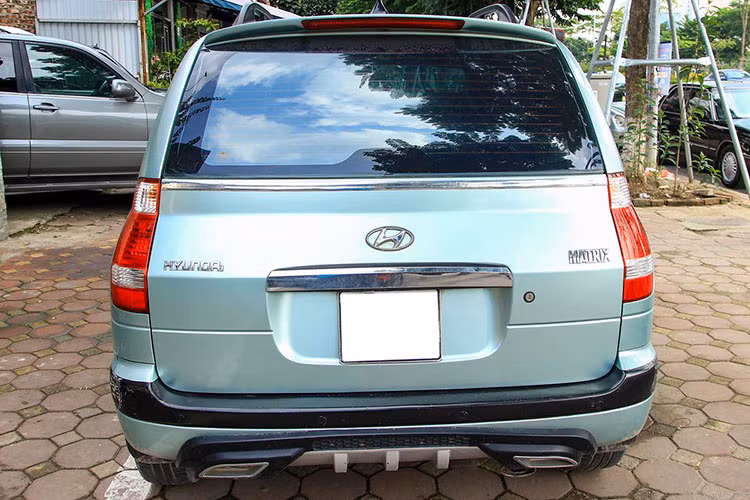 Giá xe Hyundai Matrix hiện đang rao bán trên thị trường xe cũ khoảng dưới 200 triệu đồng, tương đương hoặc thấp hơn một chiếc Hyundai i10 đời 2008 - 2011 khá phù hợp với các gia đình trẻ hạn chế về kinh tế nhưng cần một chiếc xe rộng rãi. Tuy nhiên, nguồn phụ tùng cho xe là mối quan tâm hàng đầu, bởi chiếc xe khá cao tuổi.