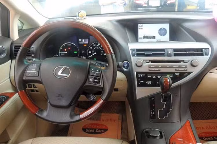 Bảng điều khiển trên xe được thiết kế hơi rườm rà, mang đặc trưng của Lexus RX thế hệ này, trung tâm là màn hình giải trí đặt ẩn sâu, phía dưới là loạt núm bấm điều chỉnh. Xe được trang bị nút khởi động thông minh.