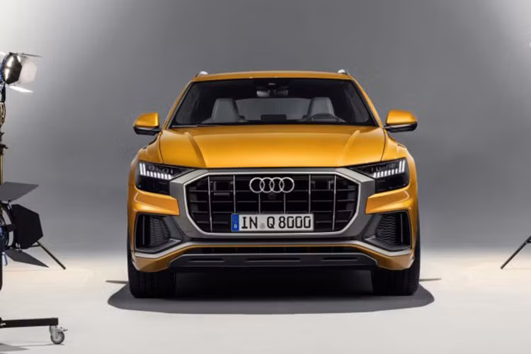 Ở đầu xe xuất hiện lưới tản nhiệt Singleframe nổi bật với những thanh crôm nằm dọc và viền màu xám tương phản. Xung quanh lưới tản nhiệt là hốc gió cỡ lớn và cụm đèn pha LED mượt mà, nằm trên tấm ốp màu đen. Đó là chưa kể đến tấm ốp gầm màu bạc và nắp capô dập gân thể thao.