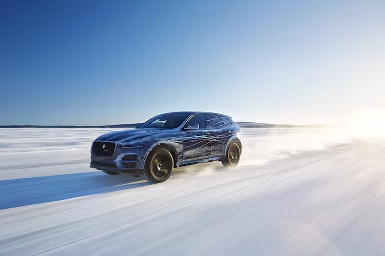 Jaguar F-Pace đã vượt qua được quãng đường thử dài 60km với đầy băng đá, tuyết và núi. Jaguar thậm chí còn cho chiếc xe chạy trên những con đèo vùng núi đầy sỏi để chứng tỏ khả năng vận hành trên mọi địa hình.